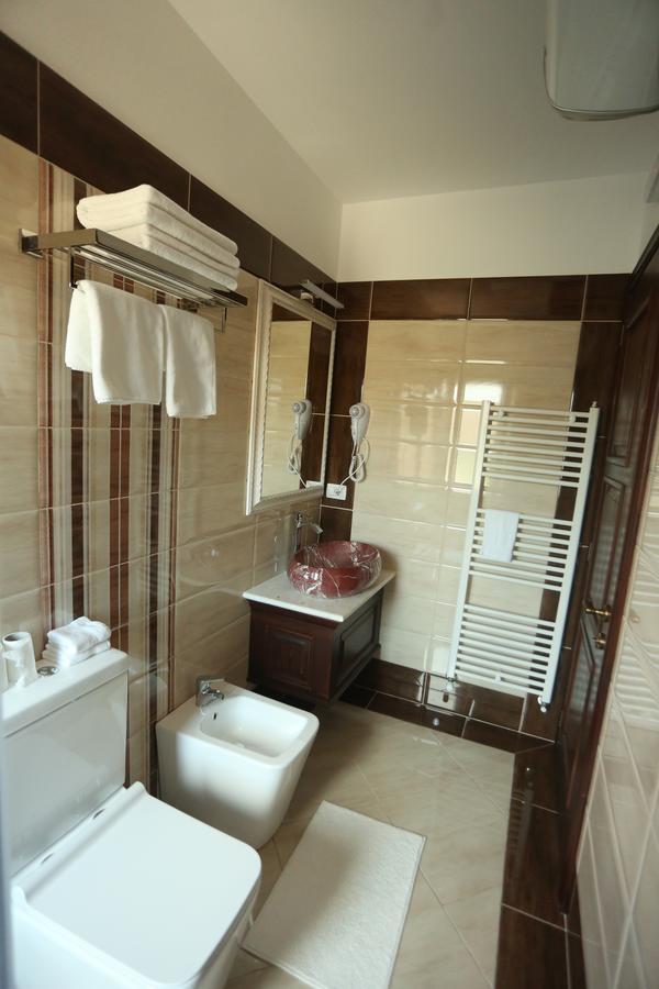 Tushemisht Vila Dante Boutique Hotel מראה חיצוני תמונה